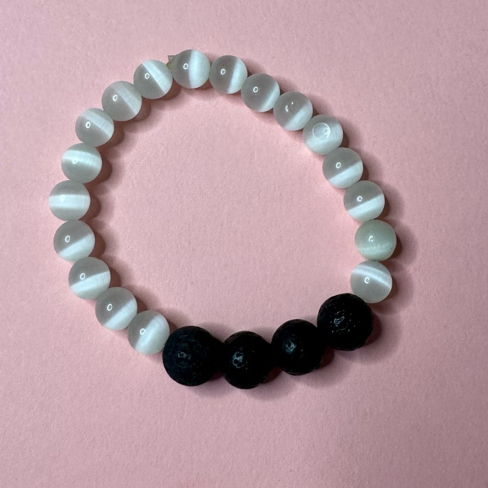 Beaded Bracelet white and black beads‎ - Picture 2 of 6